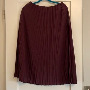 Uniqlo maroon pleated skirt